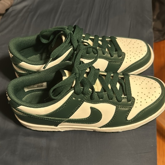 Size 6 Nike green Michigan dunks worn once great condition! - Picture 3 of 6